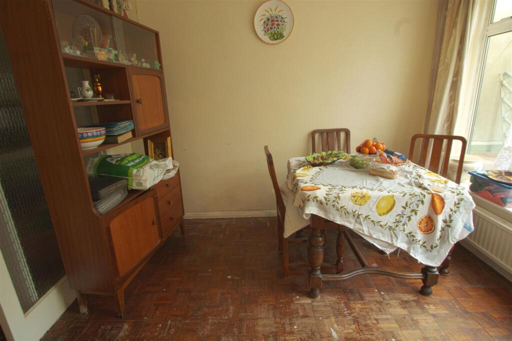 DINING ROOM .jpg