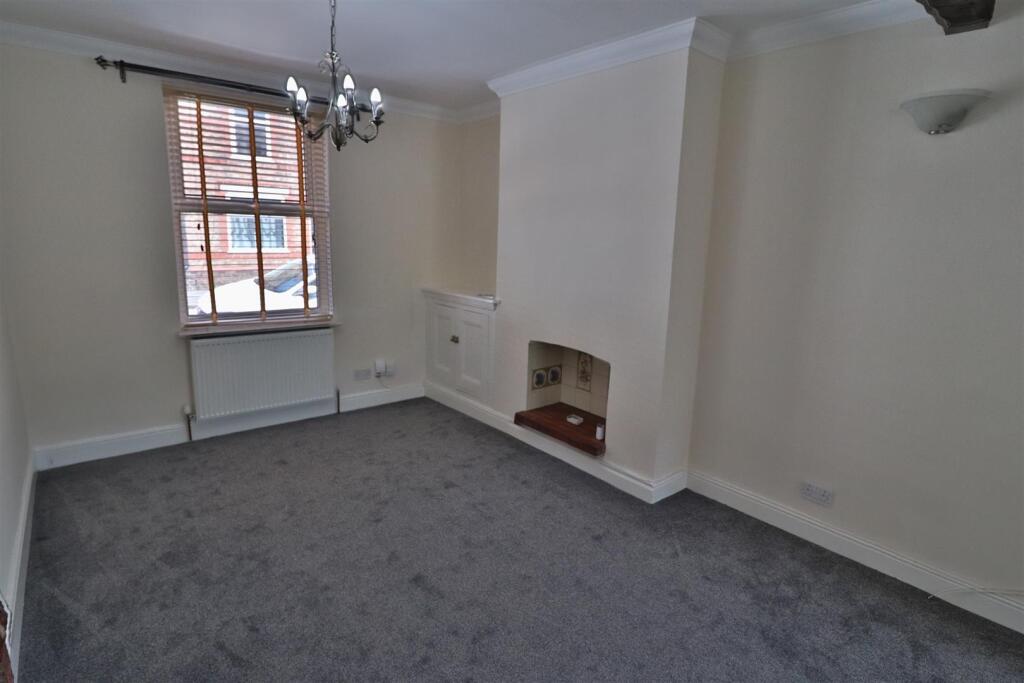 OPEN PLAN LOUNGE/DINING ROOM