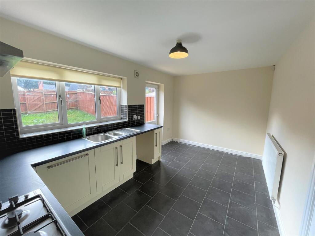 Kitchen 2.jpg