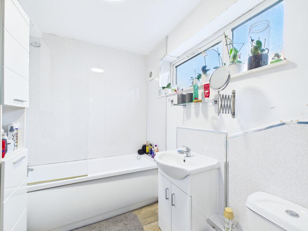 CAM01909G0-PR0432-STILL005