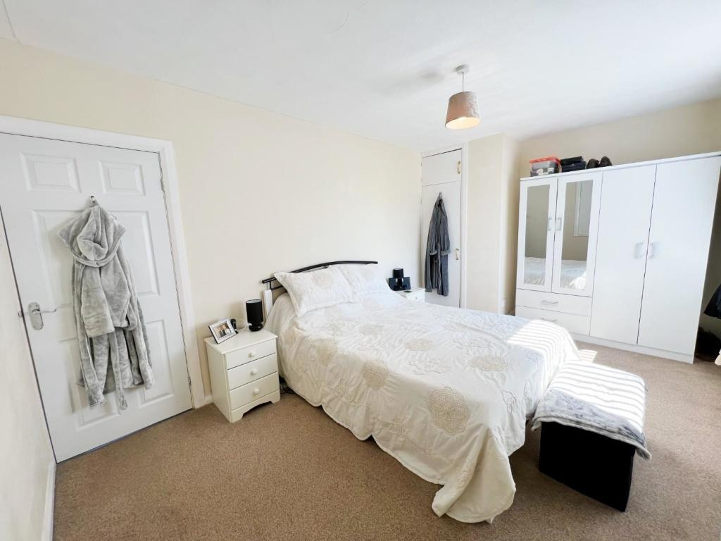 Bedroom 1 pic 2.jpg
