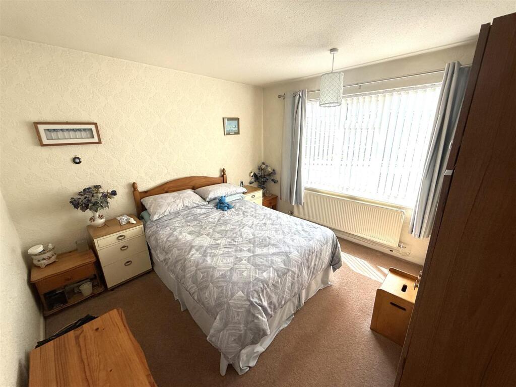 bed 1.jpg