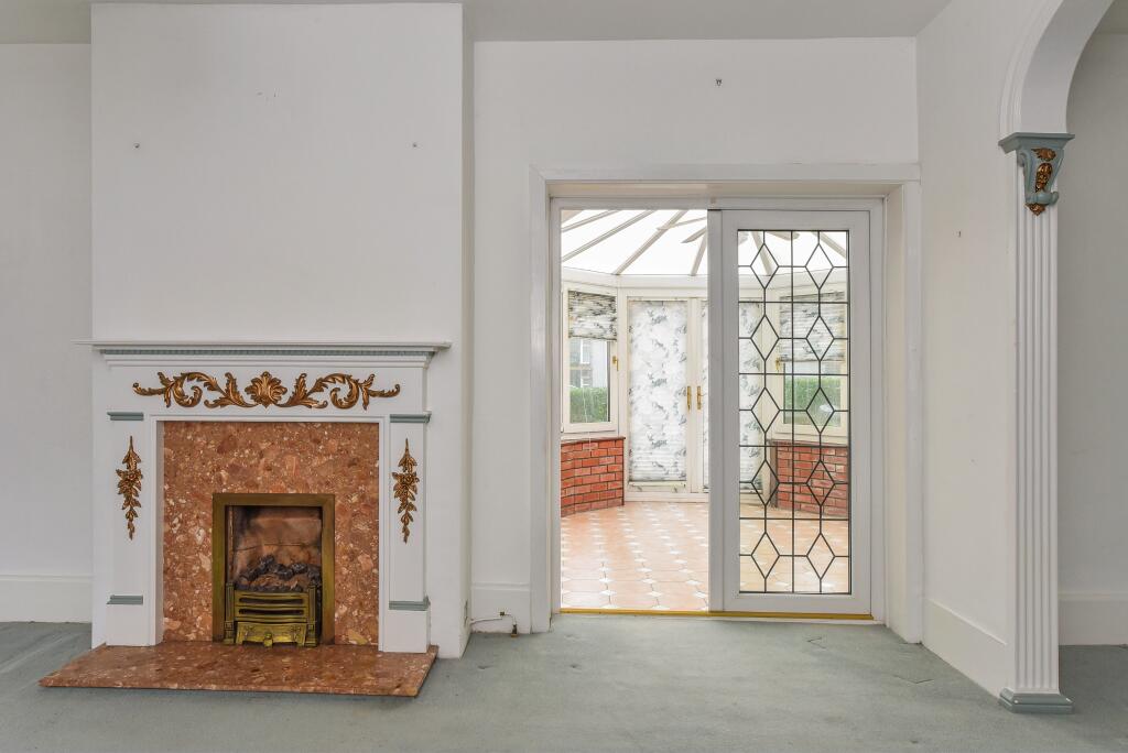 LOUNGE/DINING ROOM