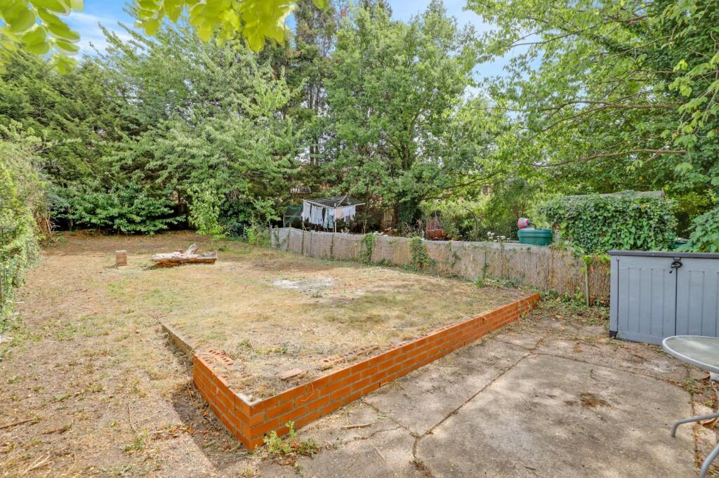 04-2e31JHPropWorld - 23 Meadow Close - 10.jpg