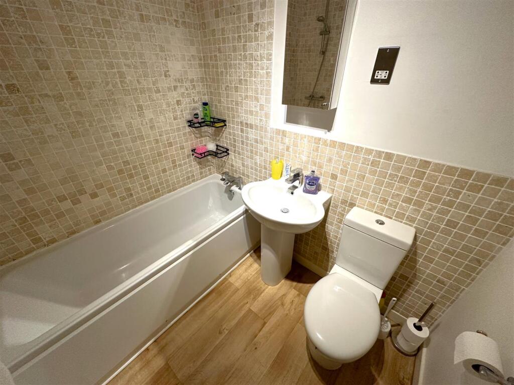 Three-Piece Bathroom 977