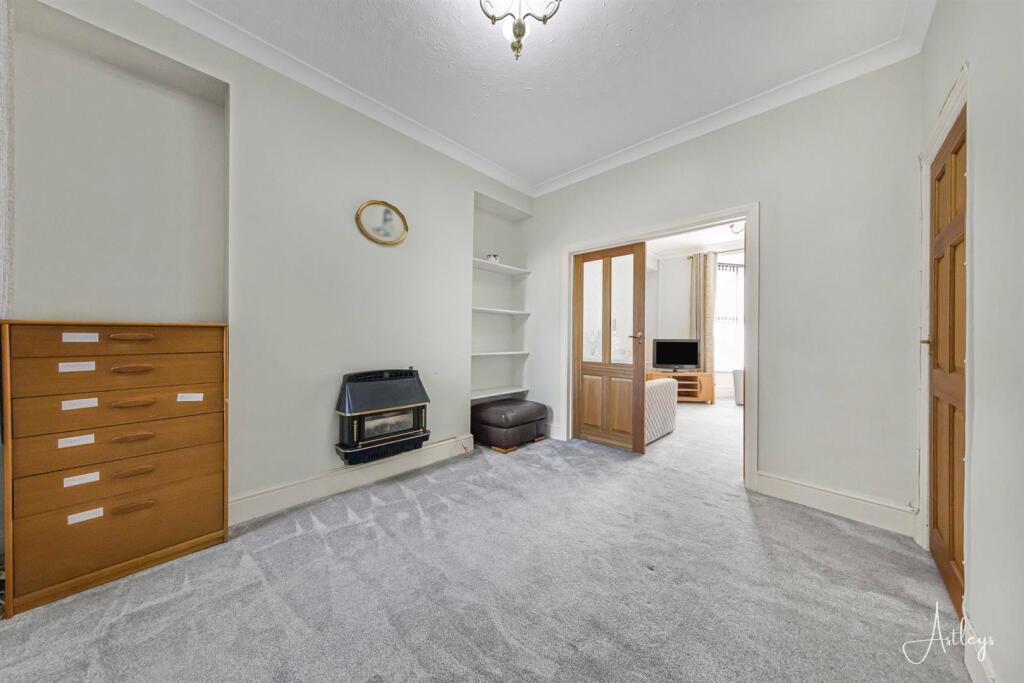 Dining/second lounge