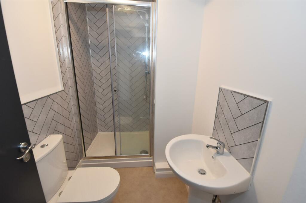 Ensuite shower room.jpg