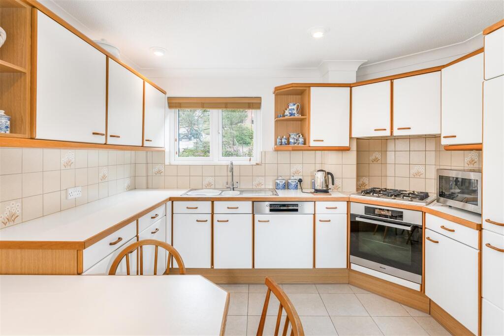 31 Foscote Rise -11.jpg