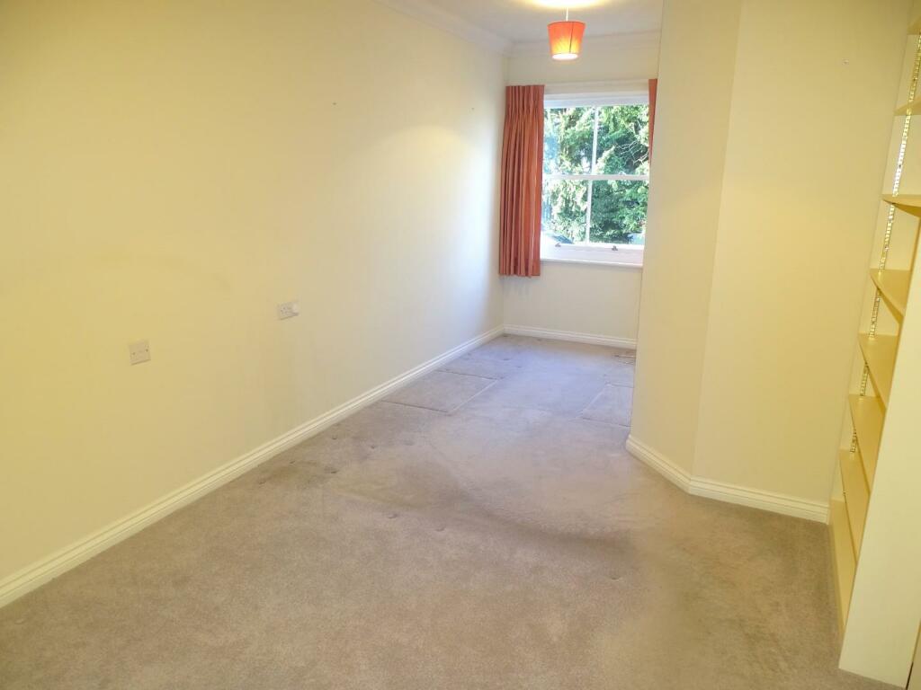 LARGE DOUBLE BEDROOM