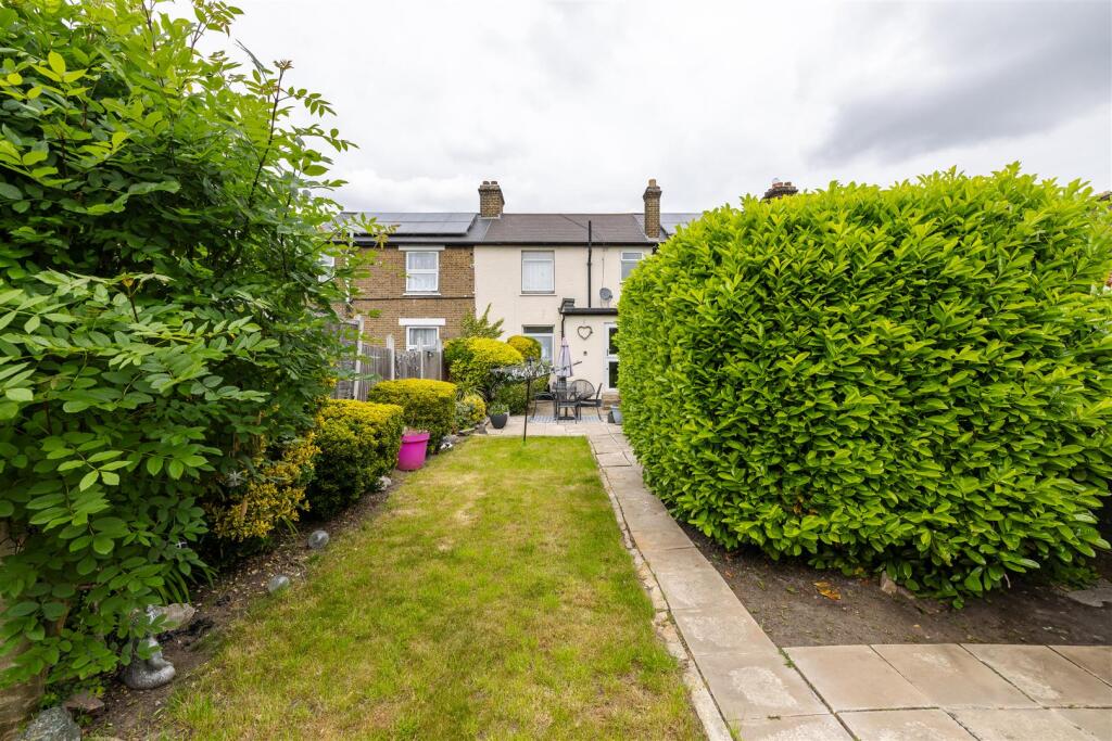Lyne Crescent, E17
