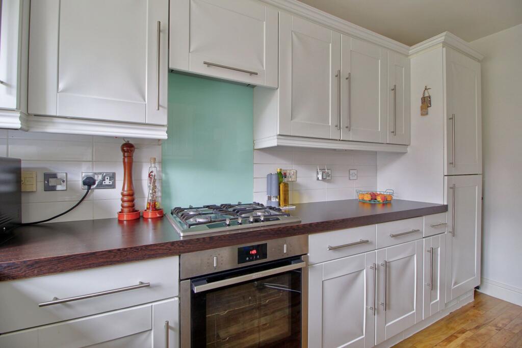 Plenty of prepping space, and gas hob
