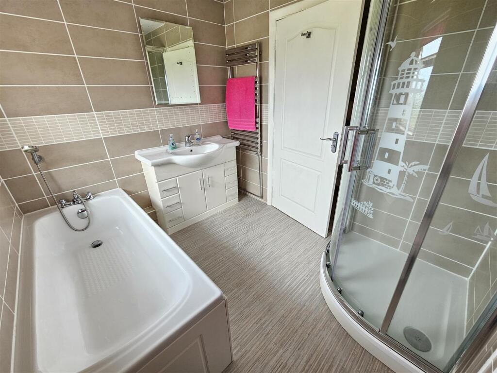 Main Bathroom.jpg