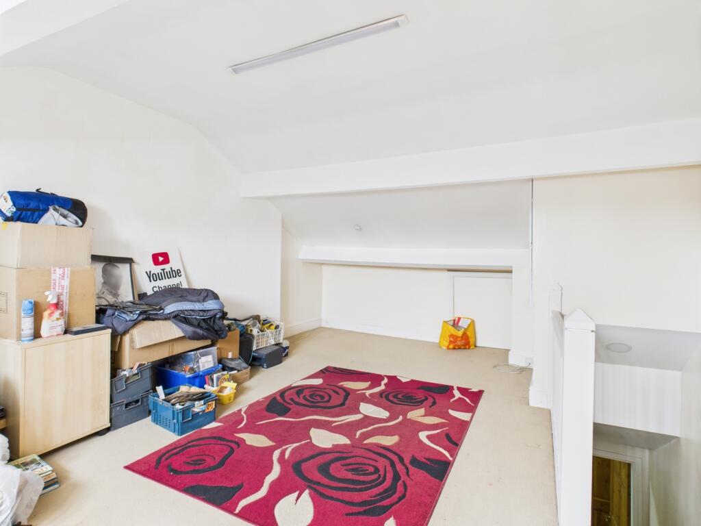 CAM03729G0-PR0074-STILL028