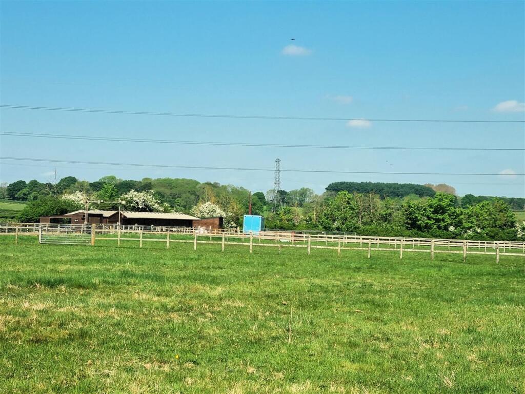Stables at Rowde - Paddock2.jpg