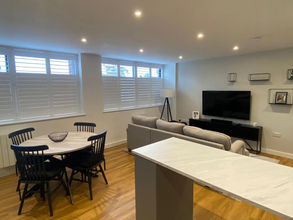 Lounge kitchen 2.jpg