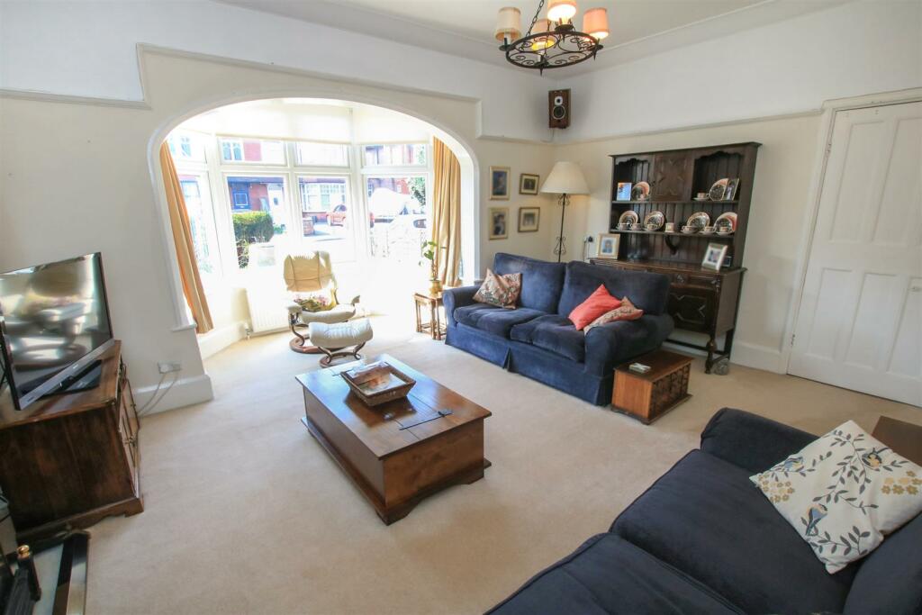 FRONT FACING LOUNGE