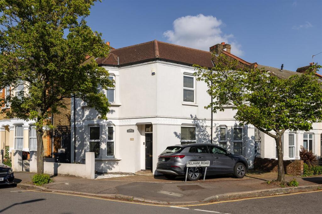 Pulteney Road, E18