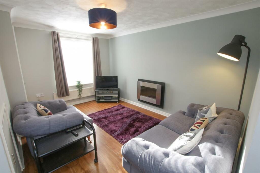 LOUNGE/ DINING AREA