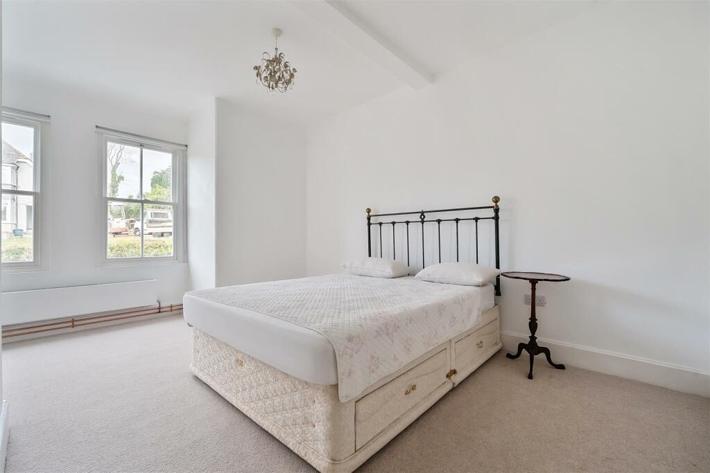 Bed 2.jpg