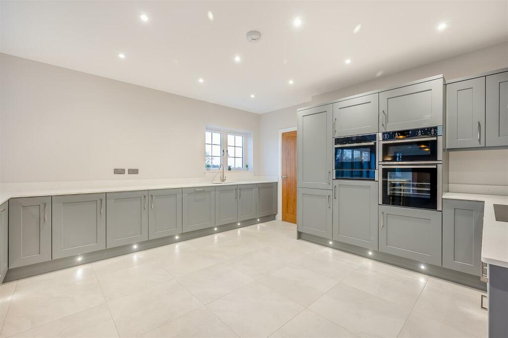8581130-interior30.jpg