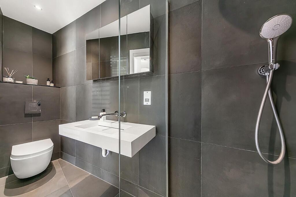 En-Suite Bathroom.jpg