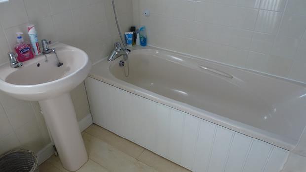 4 Forrester Grove Bathroom main