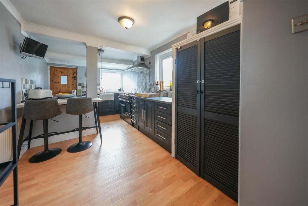 BREAKFASTING KITCHEN