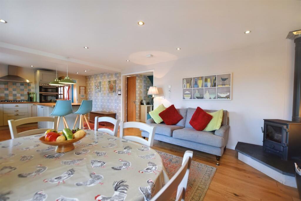 Lounge/Dining Area
