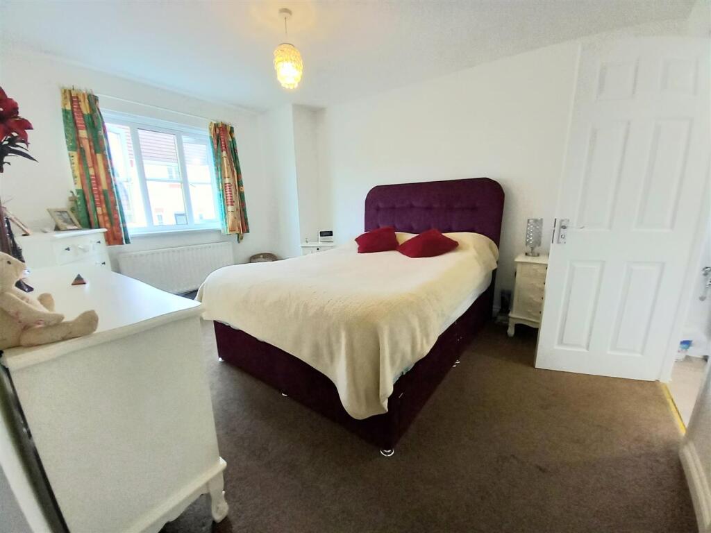 2 Maine Close Mas Bed.jpg