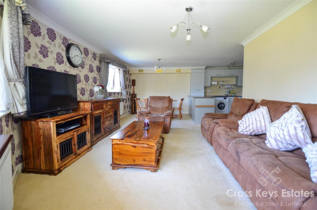 Sitting Room/Dining Area