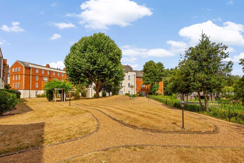 Communal Riverside Gardens