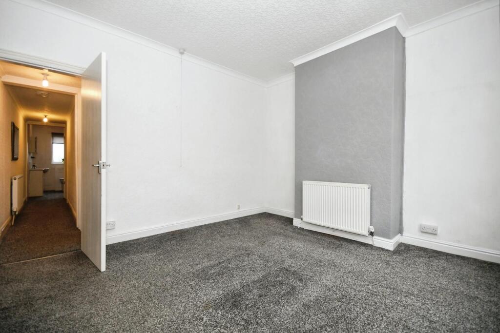 BEDROOM 1 02.jpg