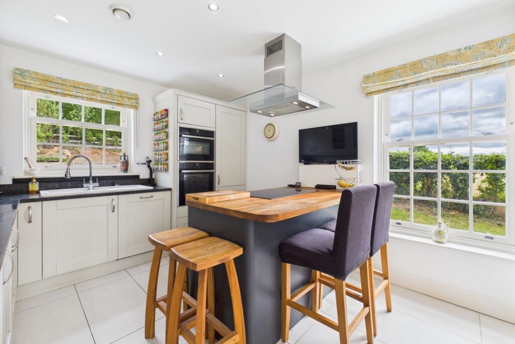 CAM03162G0-PR0285-STILL017