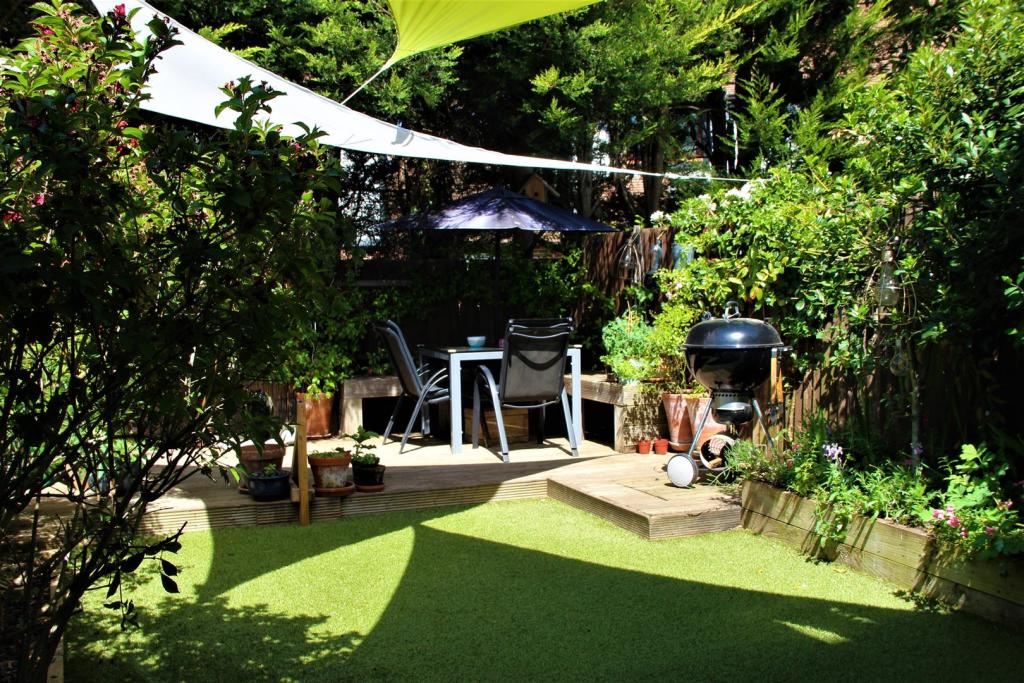 39 Kings Chase KT8 Garden 3 new .jpg