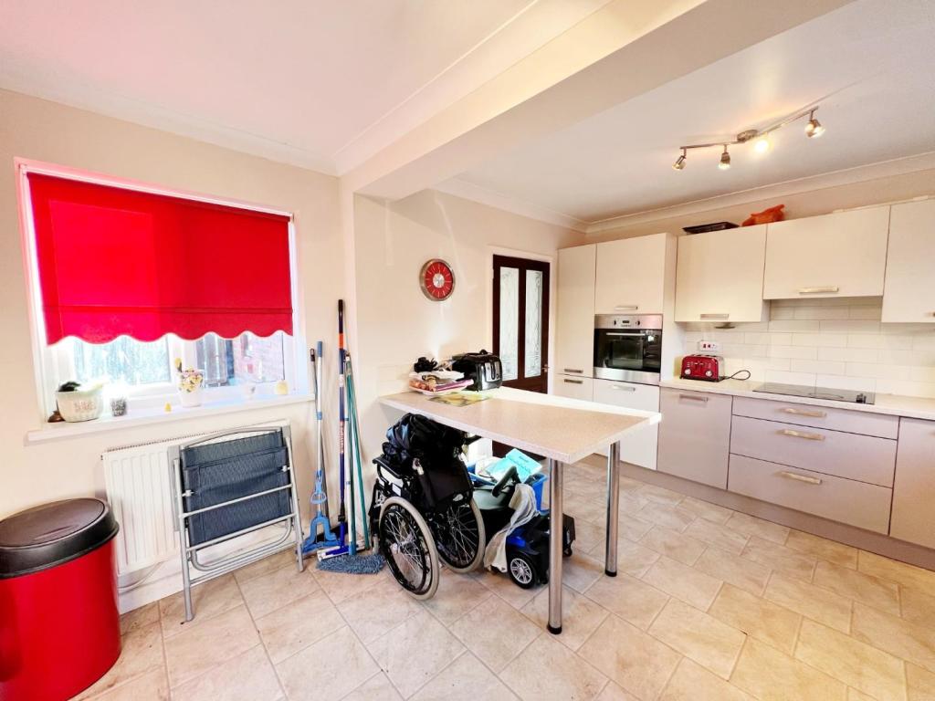 Kitchen pic 3.jpg