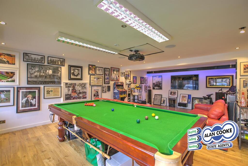 SPACIOUS FAMILY ROOM