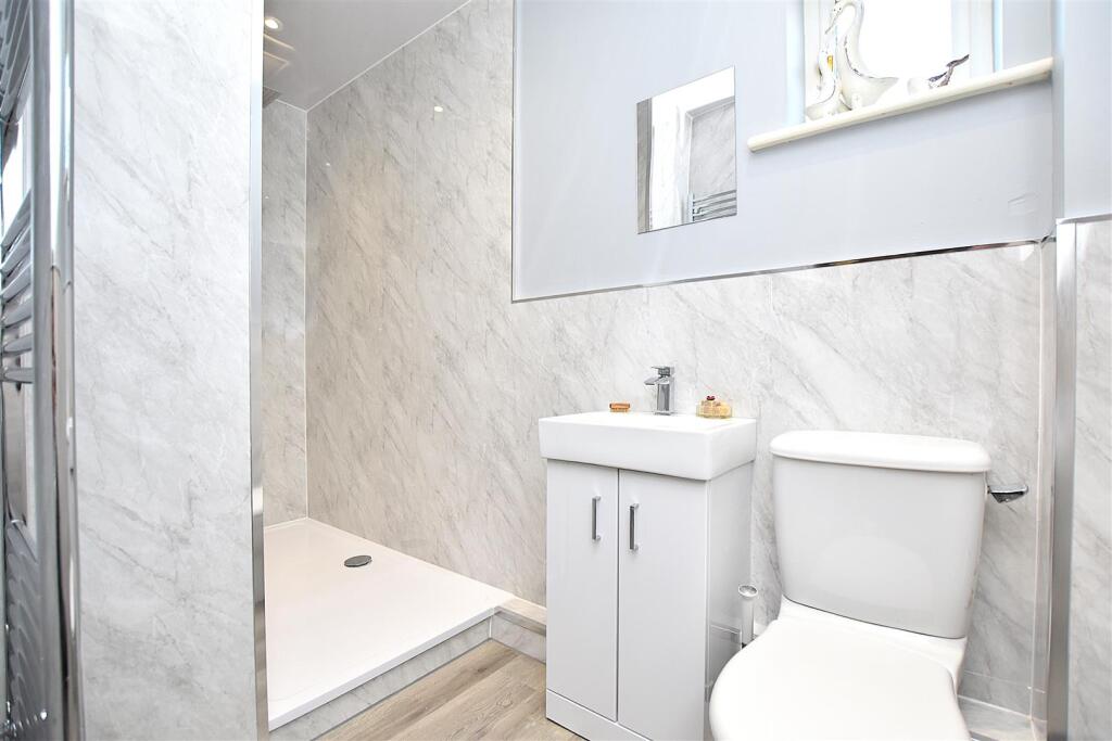 ground floor shower.JPG