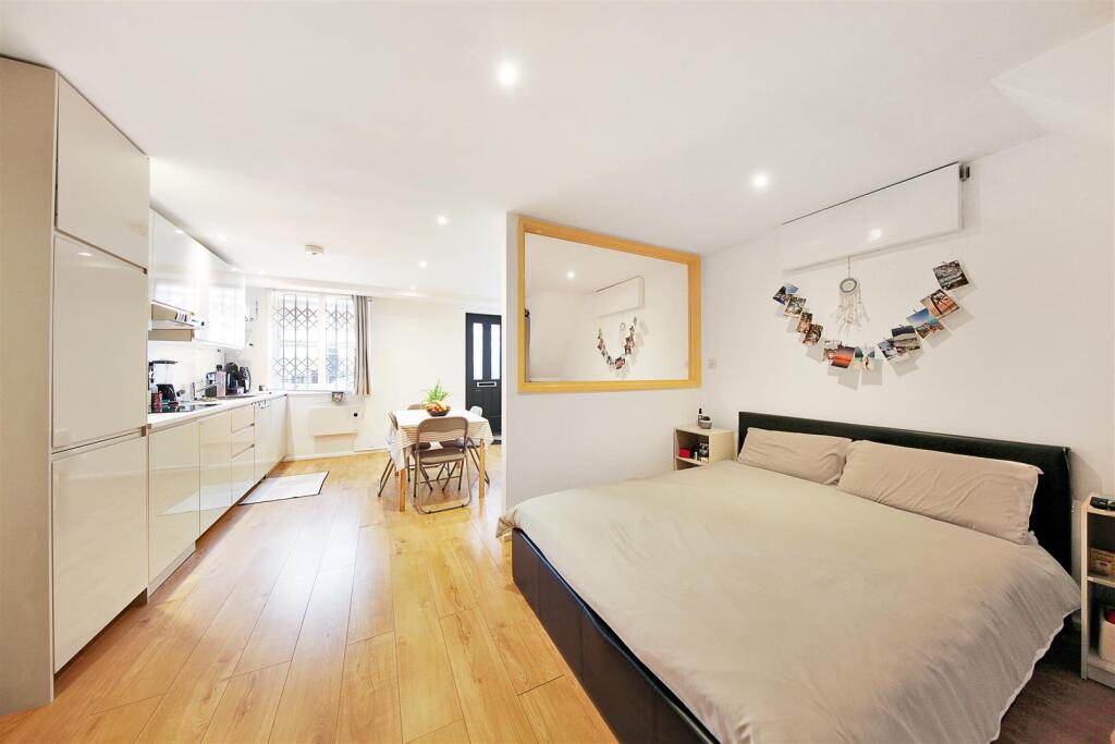 122 Tottenham Road - YkbU84MSDcMrwsRPAJuf.jpg