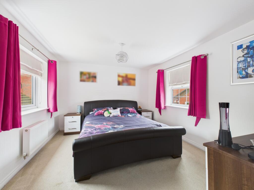 13. CAM04922G0-PR0070-STILL024