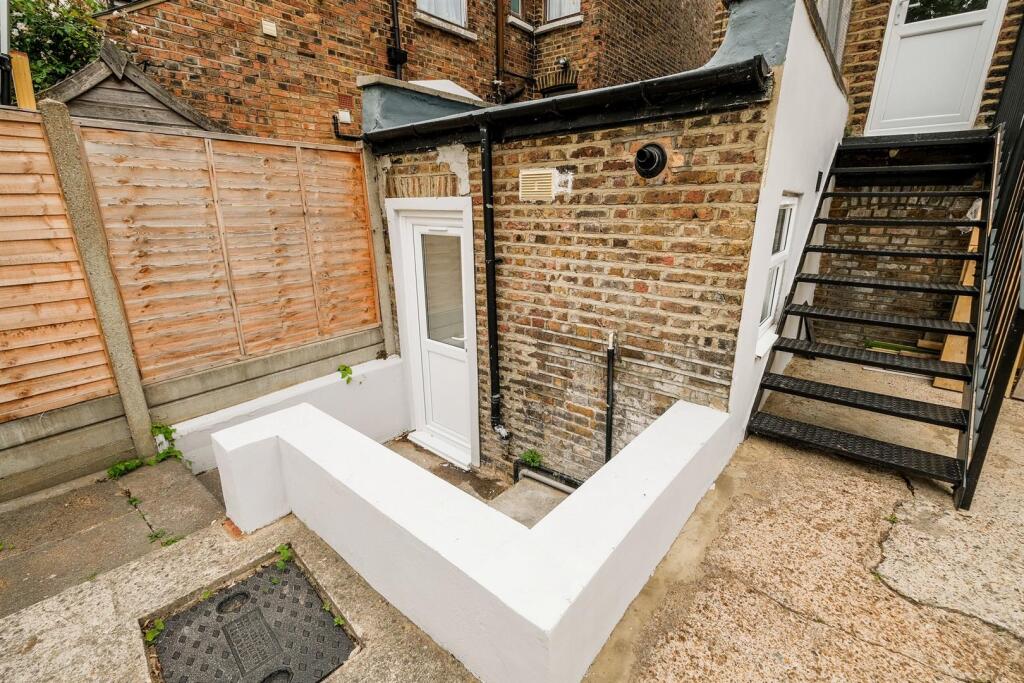 North Birkbeck studio ground floor flat-31_web.jpg