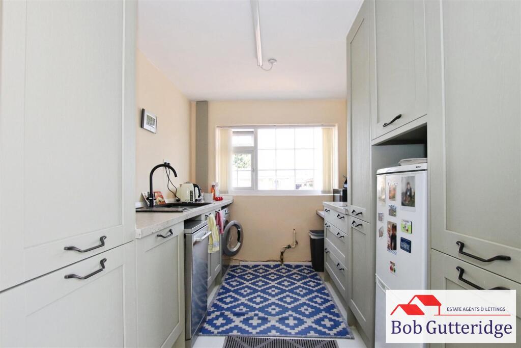 MODERN FITTED KITCHEN