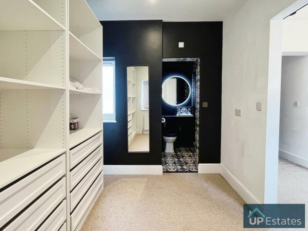 WALK IN WARDROBE