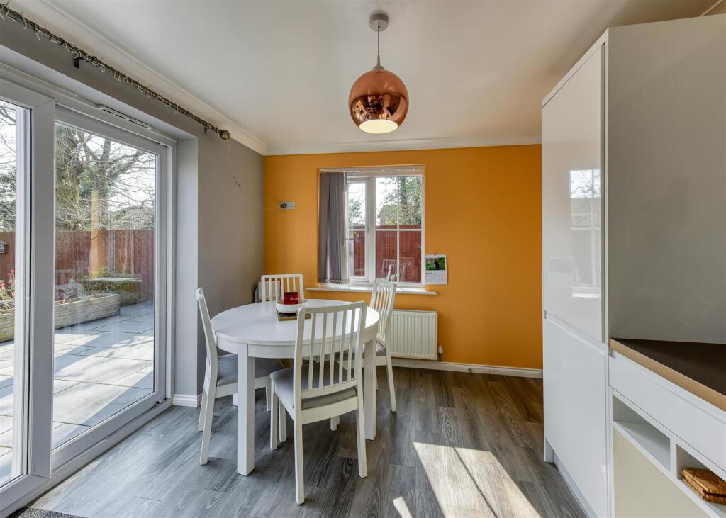 8 Oaklands-Kitchen (4).jpg