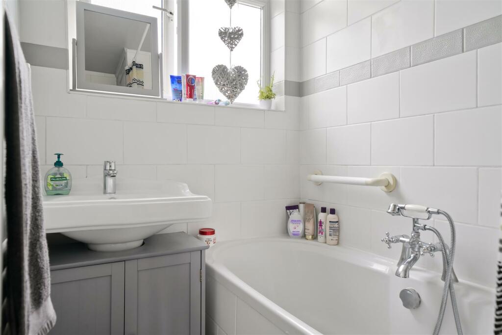 63 Danemead Grove Northolt, Ealing - 2qA6mXOyH4z80