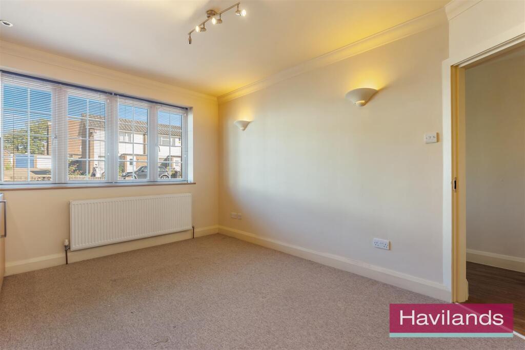 Oakwood Crescent-5.jpg