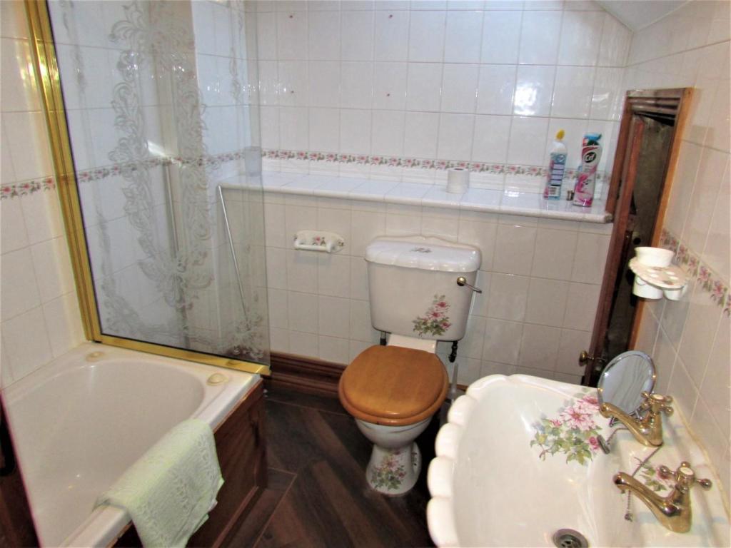 StablesMedBath.JPG