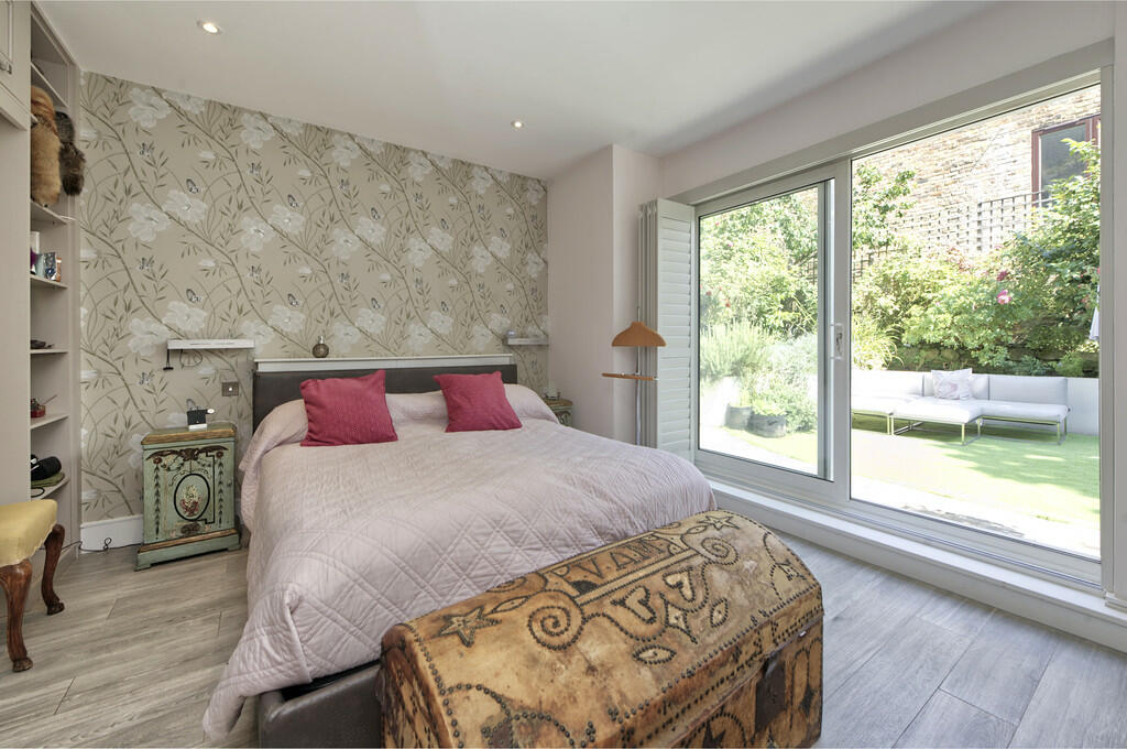 1@22 hyde pk gate...