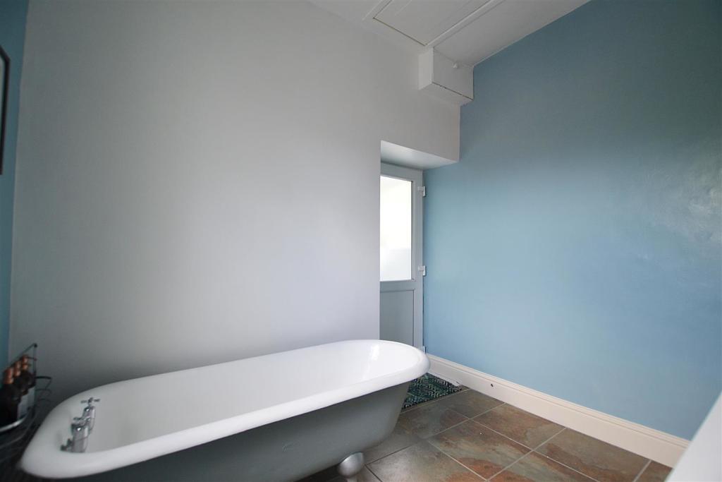 bathroom..JPG