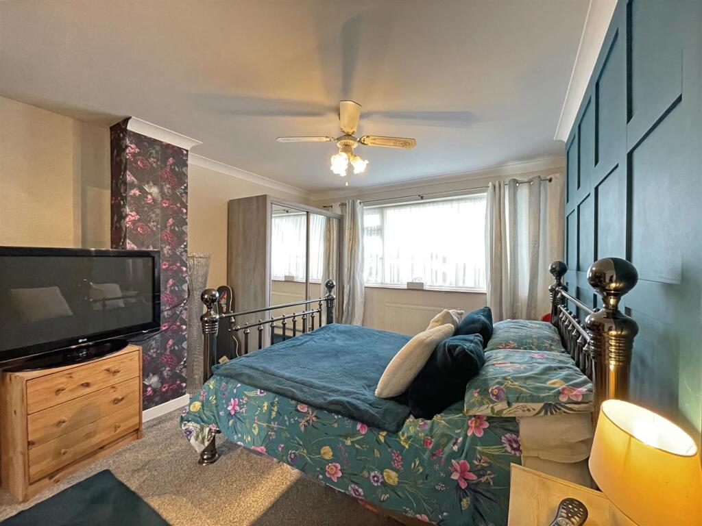 Moreton Ave 27 - Bed 1.jpg