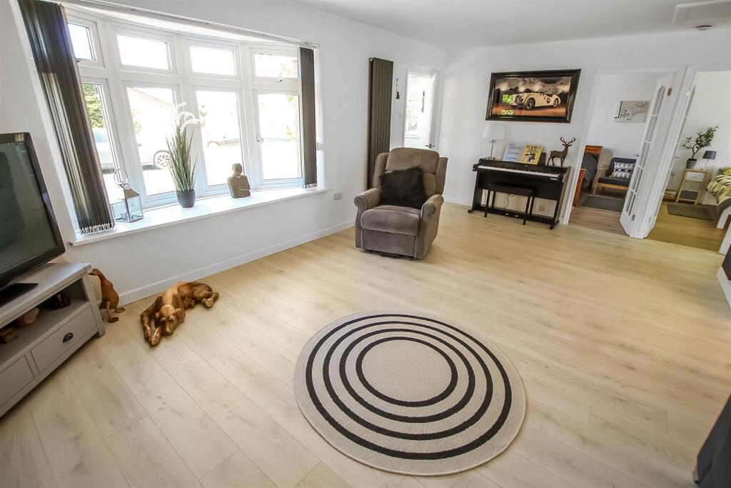 Living Room (2).jpg